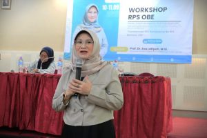 Narasumber Prof. Dr. Eva Latipah, M.Si. saat memaparkan materi (Foto:Humas/Rudy Hermawan)