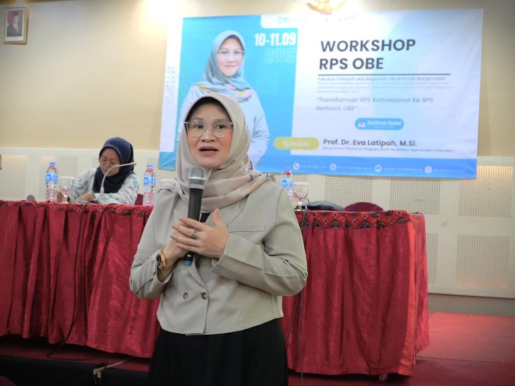 Narasumber Prof. Dr. Eva Latipah, M.Si. saat memaparkan materi (Foto:Humas/Rudy Hermawan)