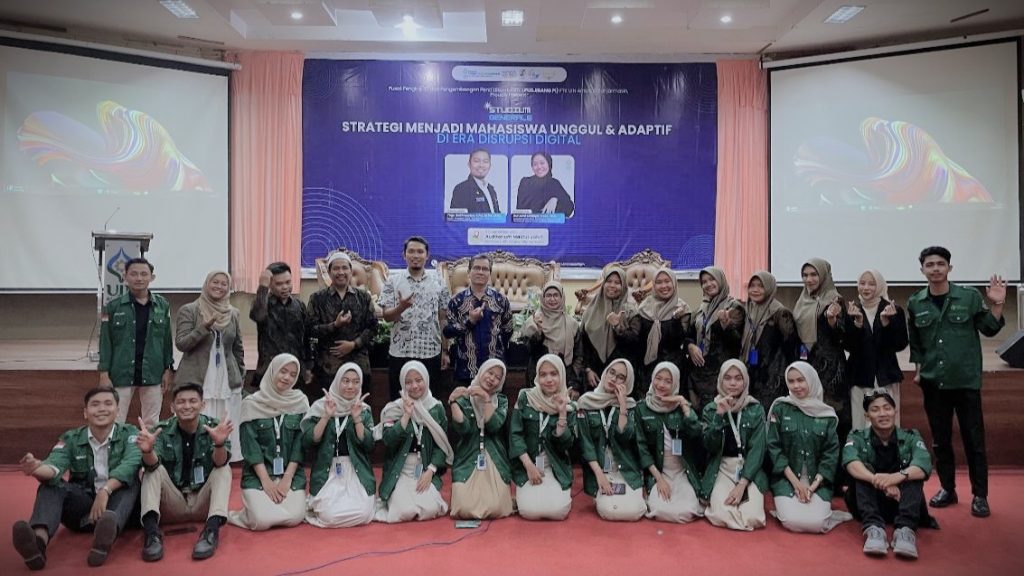 Narasumber saat berfoto bersama panitia dan mahasiswa.