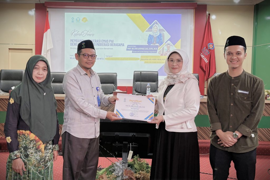 Narasumber saat menerima sertifikat (Foto:Tim Prodi S-1 PAI)