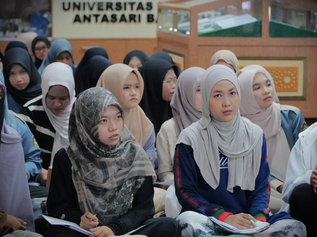 Nur Aziza (kanan) saat serius mengikuti acara.