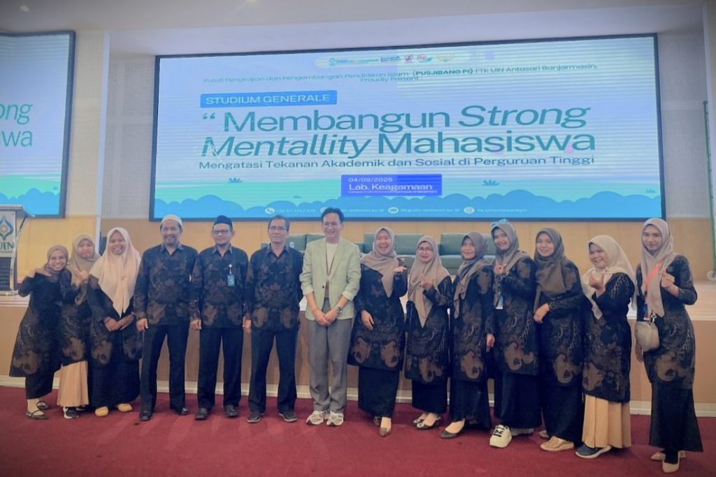 Panitia saat berfoto bersama narasumber.