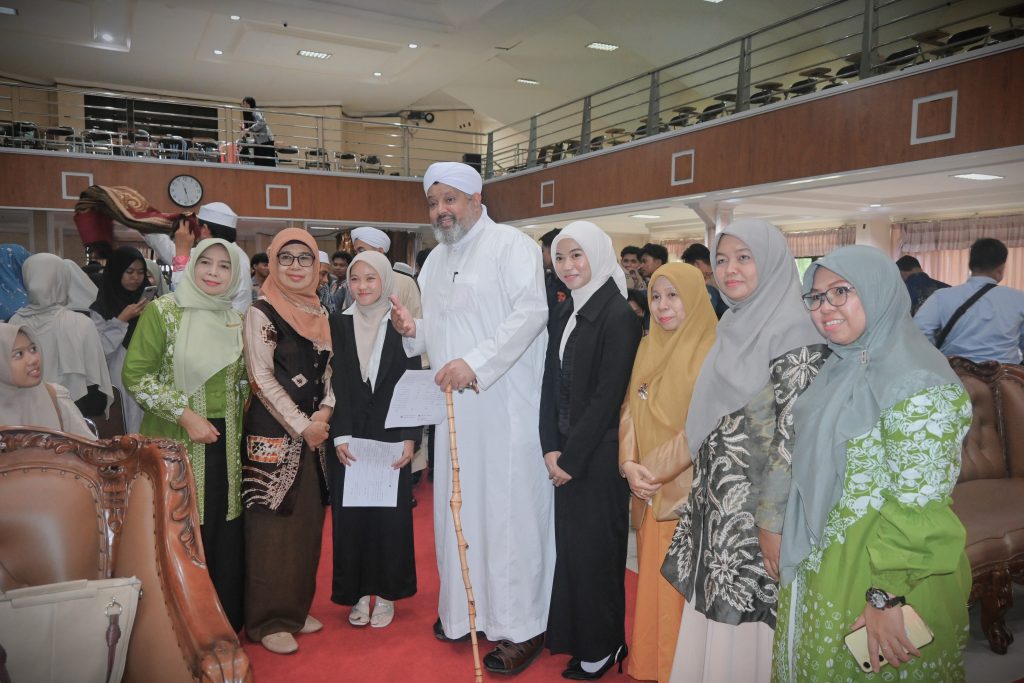 Para dosen perempuan dan petugas MC saat berkesempatan berfoto bersama Habib (Foto:Humas/Jamal Ripani)