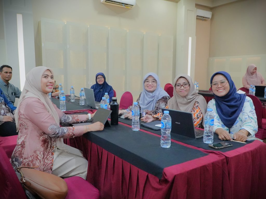 Para dosen saat ceria mengikuti Workshop (Foto:Humas/Rudy Hermawan)