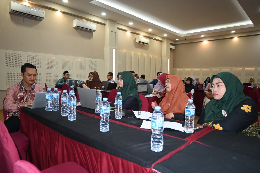 Para dosen saat serius mengikuti workshop (Foto:Humas/Rudy Hermawan)