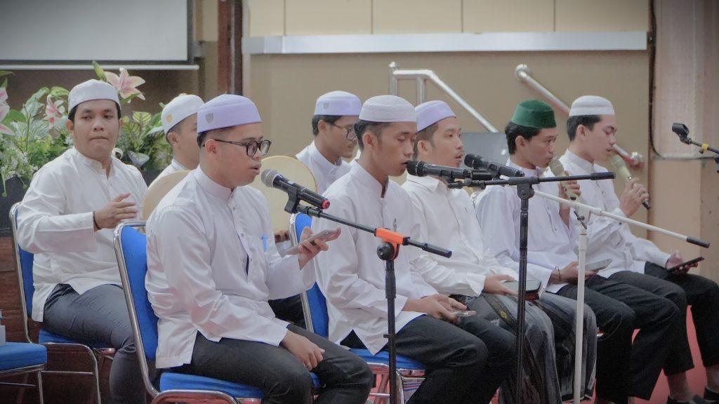Para mahasiswa FDIK UIN Antasari saat melantunkan selawat (Foto:Humas/Rudy Hermawan)
