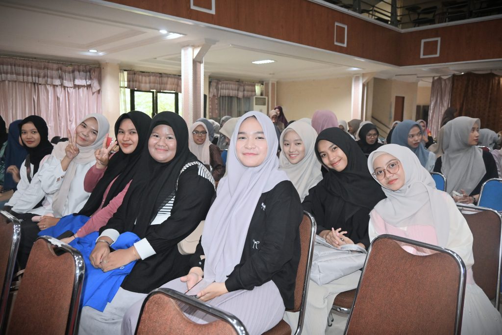Para mahasiswi Fakultas Syariah saat ceria mengikuti Studium Generale (Foto:Humas/Jamal Ripani)