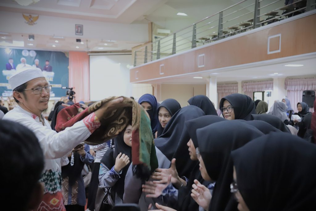 Para mahasiswi saat antusias ingin menyentuh kain kiswah (Foto:Humas/Haitami)