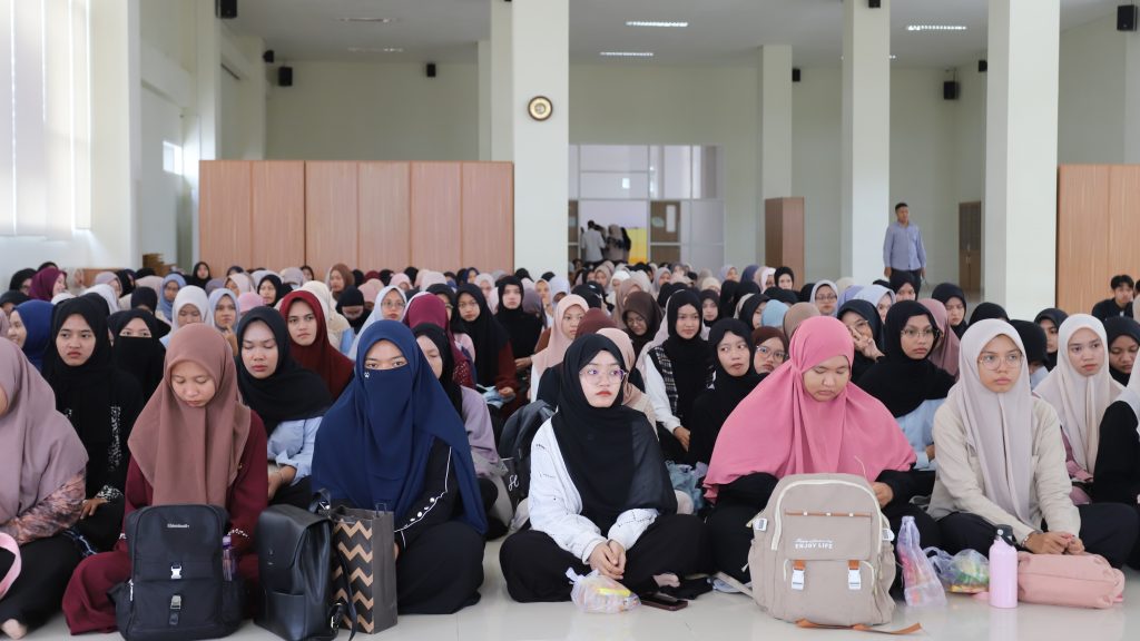 Para mahasiswi saat mengikuti studium generale (Foto:Humas/Haitami)