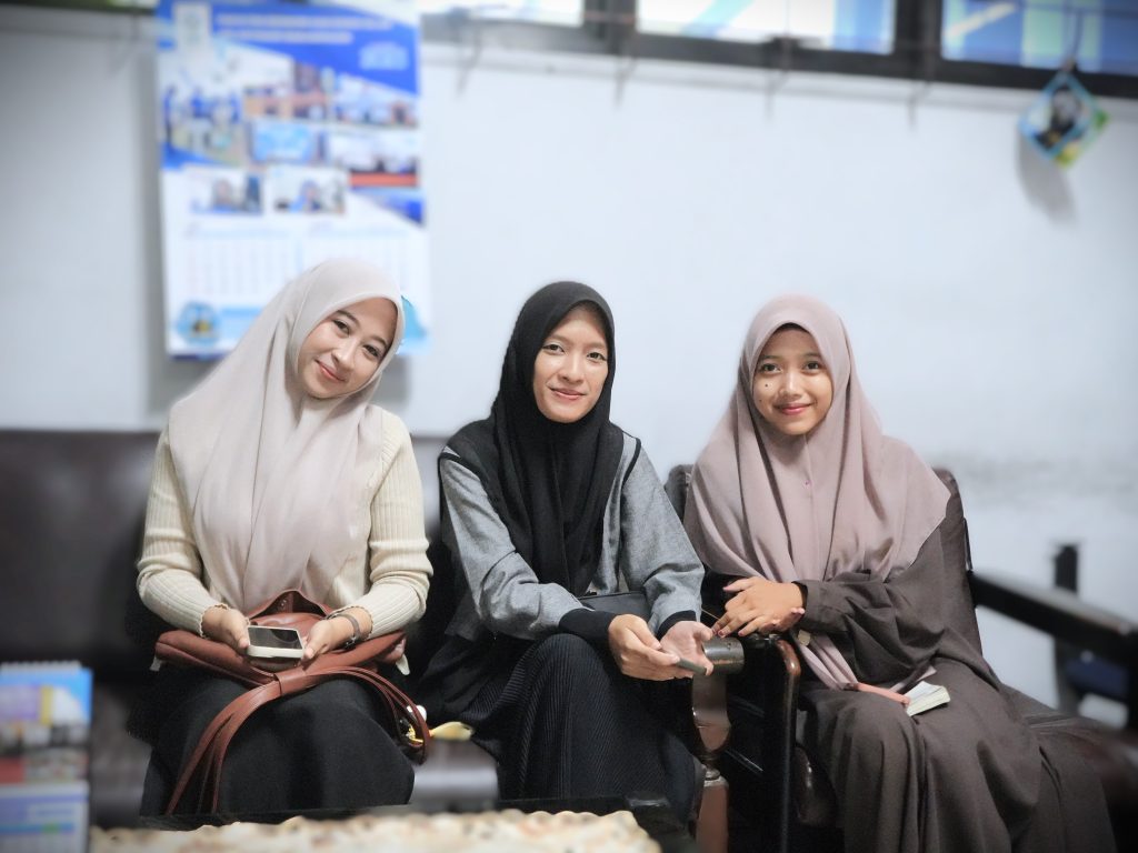 Para mahasiswi saat menunggu gilran mengikuti TKK (Foto:Humas/Haitami)