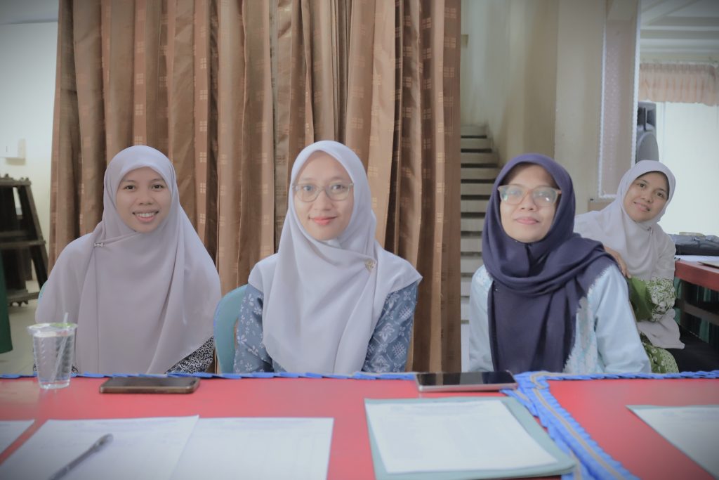 Para panitia saat membantu kelancaran registrasi (Foto:Humas/Haitami)