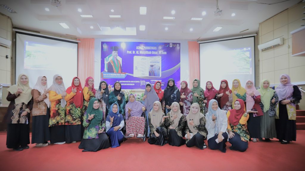 Para pegawai UIN Antasari saat berfoto bersama Prof. Dr. Hj. Masyithah Umar, M.Hum. (Foto:Humas/Haitami)