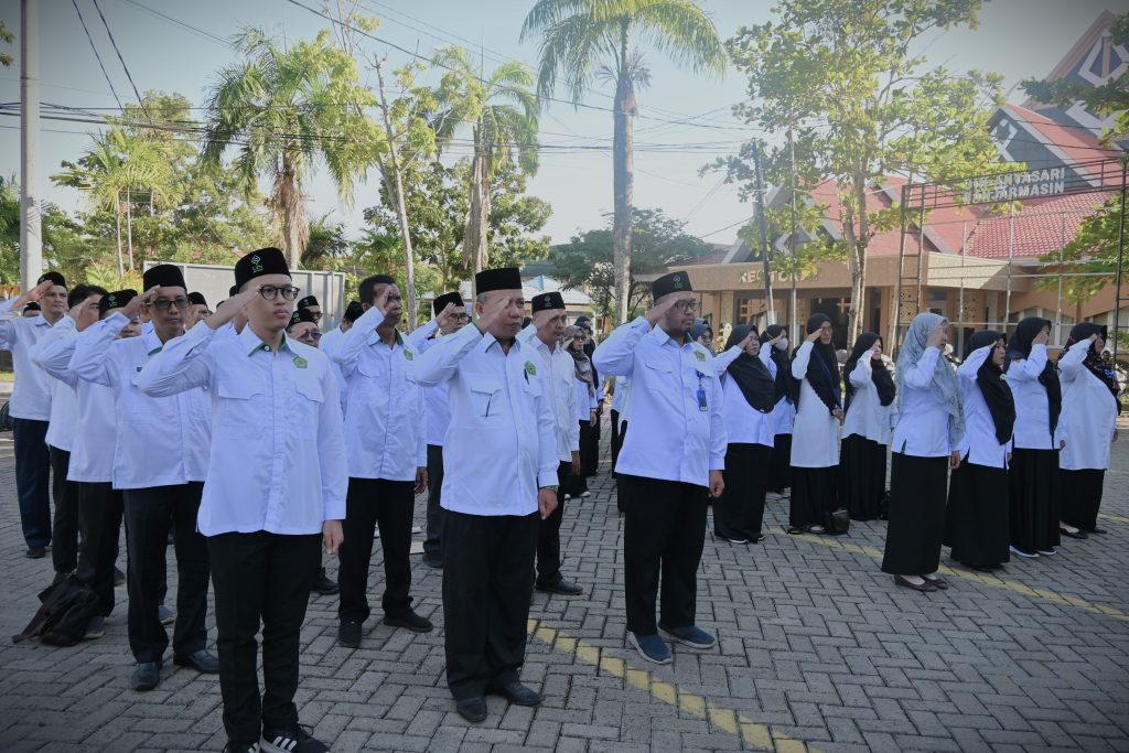 Para pegawai di lingkungan rektorat saat mengikuti apel mingguan (Foto:Humas/Jamal Ripani)
