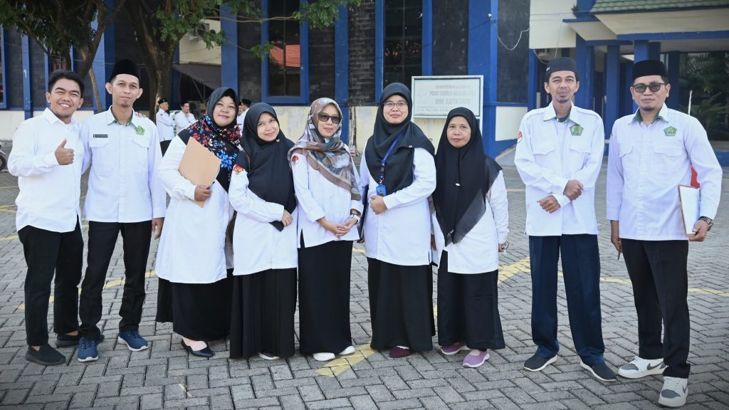 Para petugas apel saat berfoto bersama usai acara (Foto:Humas/Jamal Ripani)