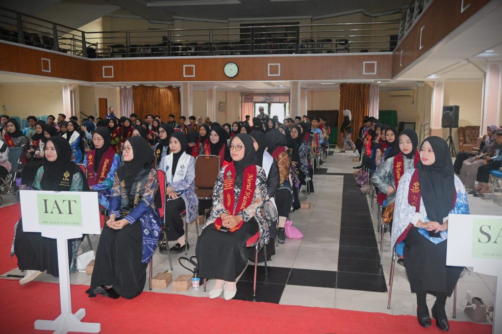 Para yudisiawan saat mendengarkan nasihat-nasihat dari dekan (Foto:Humas/Jamal Ripani)