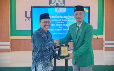 Penyerahan cenderamata usai penandatangan MoU antara UIN Antasari dengan UIN Palopo (Foto:Istimewa)
