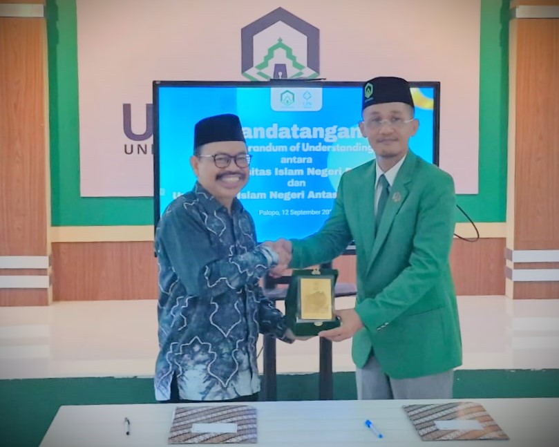 Penyerahan cenderamata usai penandatangan MoU antara UIN Antasari dengan UIN Palopo (Foto:Istimewa)