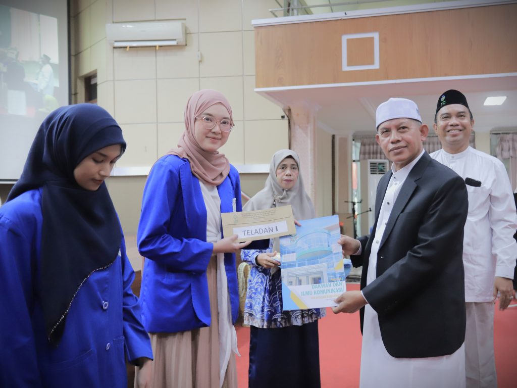 Penyerahan penghargaan kepada para mahasiswa teladan oleh Dekan FDIK Dr. H. M. Abduh Amrie, M.A. (Foto:Humas/Haitami)