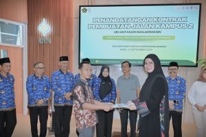 Penyerahan salinan kontrak kepada pelaksana pekerjaan (Foto:Humas/Jamal Ripani)