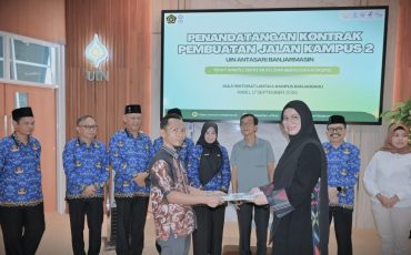 Penyerahan salinan kontrak kepada pelaksana pekerjaan (Foto:Humas/Jamal Ripani)