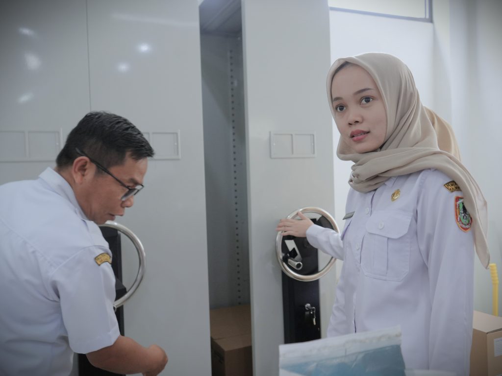 Petugas Dispersip Kalsel saat memperlihatkan fasilitas kearsipan (Foto:Humas/Haitami)