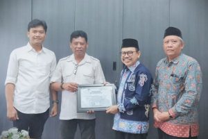 Pihak BPBPK Kalsel saat menerima penghargaan dari Rektor (Foto:Bagian Umum)