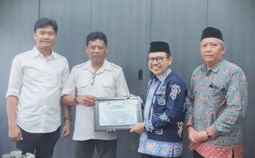 Pihak BPBPK Kalsel saat menerima penghargaan dari Rektor (Foto:Bagian Umum)