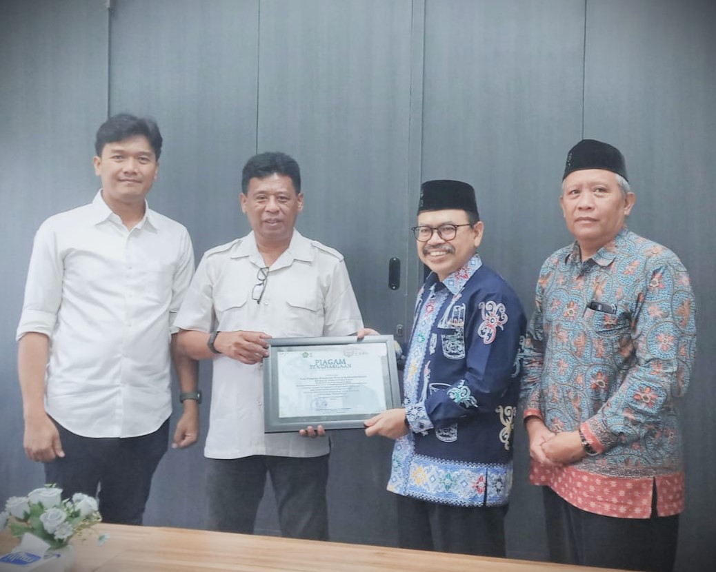Pihak BPBPK Kalsel saat menerima penghargaan dari Rektor (Foto:Bagian Umum)