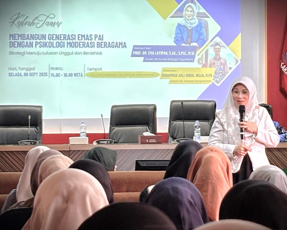 Prof. Dr. Eva Latipah, S.Ag., M.Si. saat memberikan materi (Foto:Tim Prodi S-1 PAI)