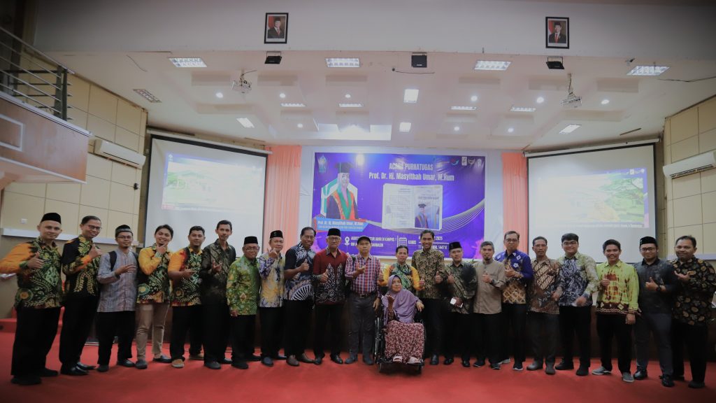 Prof. Dr. Hj. Masyithah Umar, M.Hum. saat berfoto bersama para pegawai Fakultas Syariah (Foto:Humas/Haitami)