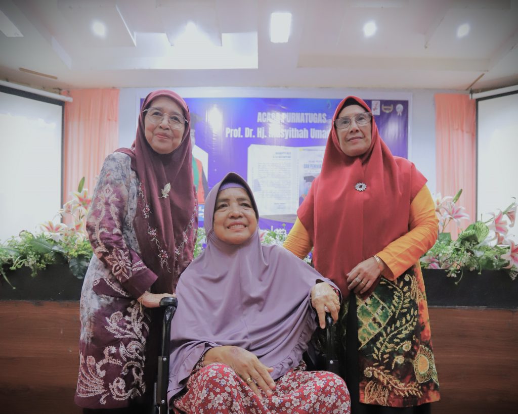 Prof. Dr. Hj. Masyithah Umar, M.Hum. saat terlihat ceria di hari purnatugasnya (Foto:Humas/Haitami)