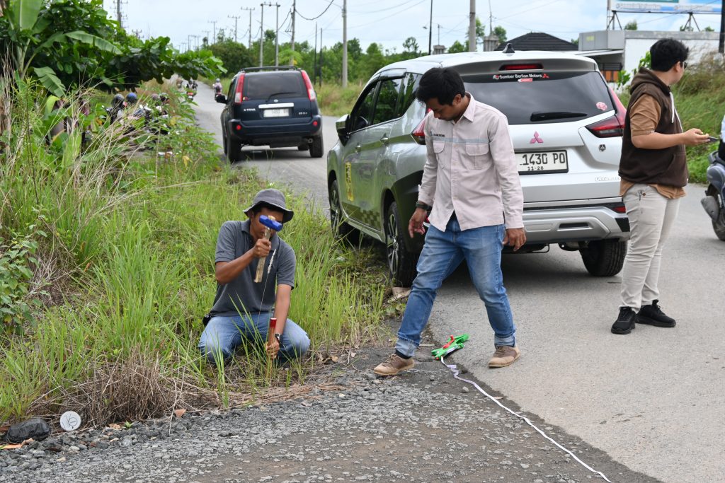 Proses pemasangan patok untuk pelaksanaan proyek (Foto:Humas/Jamal Ripani)