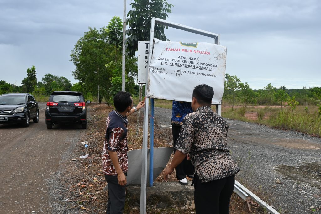 Proses pemasangan tanda hak milik tanah yang sempat terlepas (Foto:Humas/Jamal Ripani)