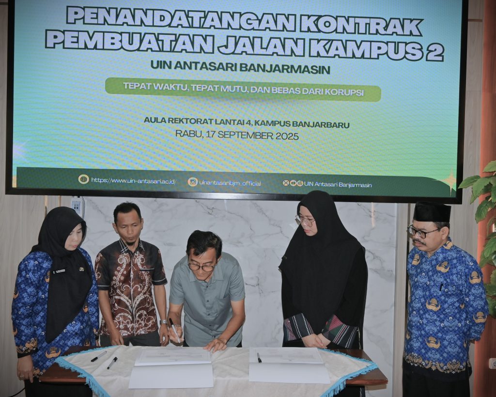 Proses penandatanganan pakta integritas (Foto:Humas/Jamal Ripani)