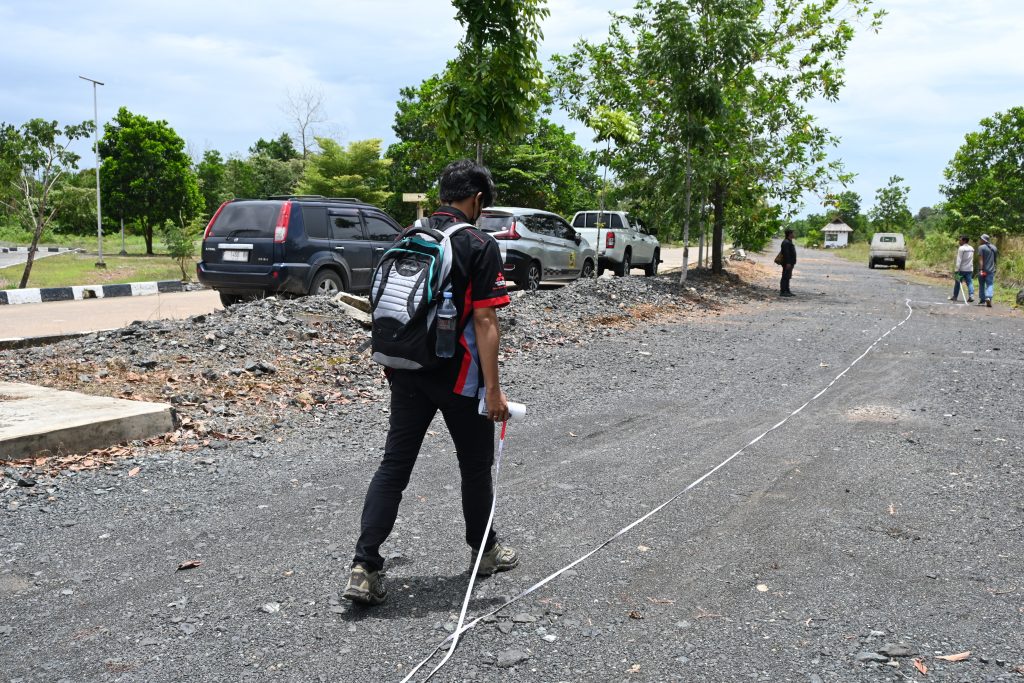 Proses pengukuran untuk pelaksanaan proyek (Foto:Humas/Jamal Ripani)