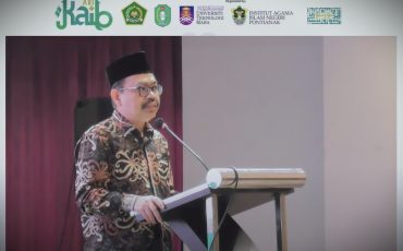 Rektor UIN Antasari Prof. Dr. H. Mujiburrahman, M.A. saat menjadi pembicara di KAIB XVI.