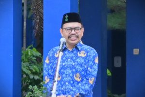 Rektor UIN Antasari Prof. Dr. H. Mujiburrahman, M.A. saat menjadi pembina Apel Hari Kesadaran Nasional, 17 September 2025 (Foto:Humas/Jamal Ripani)