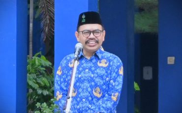 Rektor UIN Antasari Prof. Dr. H. Mujiburrahman, M.A. saat menjadi pembina Apel Hari Kesadaran Nasional, 17 September 2025 (Foto:Humas/Jamal Ripani)