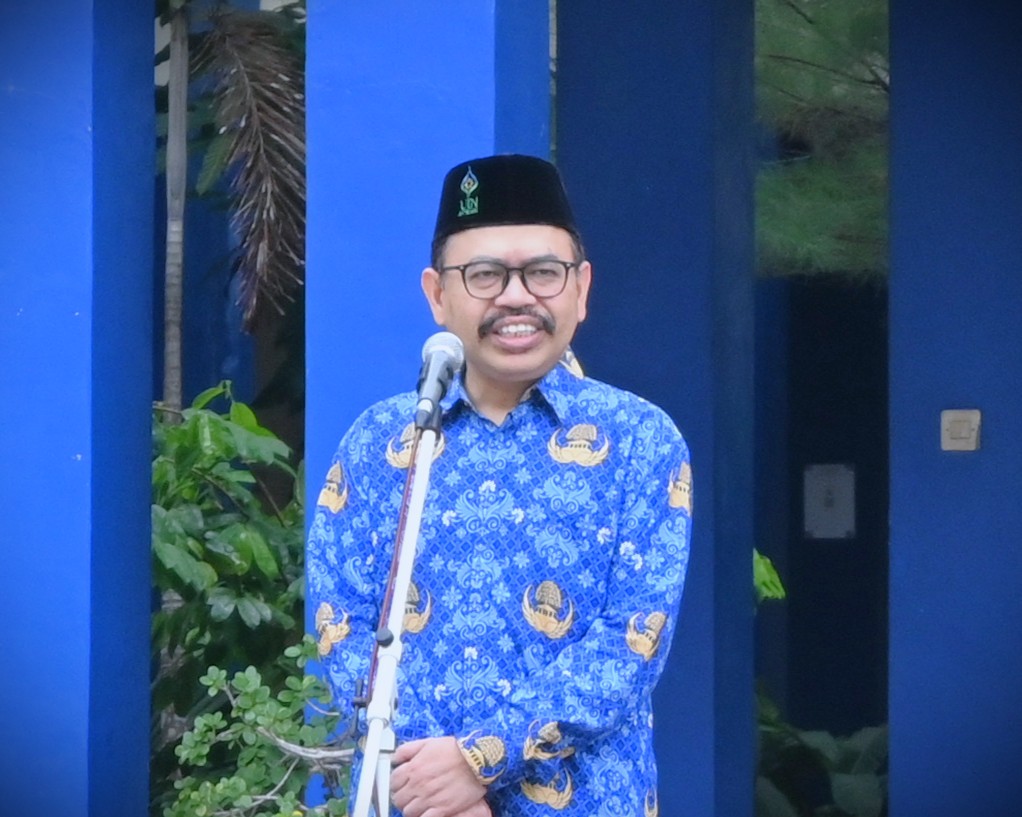 Rektor UIN Antasari Prof. Dr. H. Mujiburrahman, M.A. saat menjadi pembina Apel Hari Kesadaran Nasional, 17 September 2025 (Foto:Humas/Jamal Ripani)