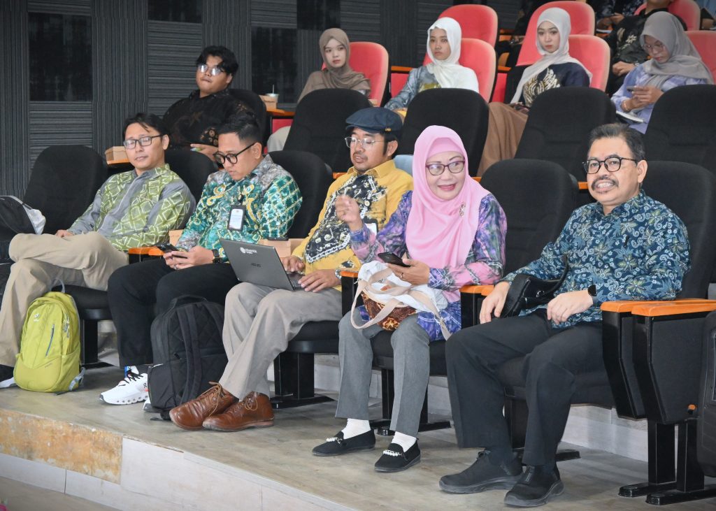 Rektor UIN Antasari (kanan) saat berbincang dengan panitia (Foto:Humas/Jamal Ripani)