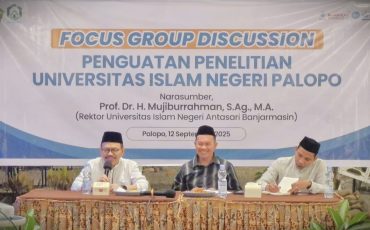 Rektor UIN Antasari (kiri), saat mengisi FGD di UIN Palopo (Foto:Istimewa)