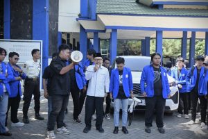 Rektor UIN Antasari saat menasihati para mahasiswa yang ingin berunjuk rasa ke DPRD Kalsel (Foto:Humas/Jamal Ripani)