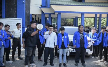 Rektor UIN Antasari saat menasihati para mahasiswa yang ingin berunjuk rasa ke DPRD Kalsel (Foto:Humas/Jamal Ripani)