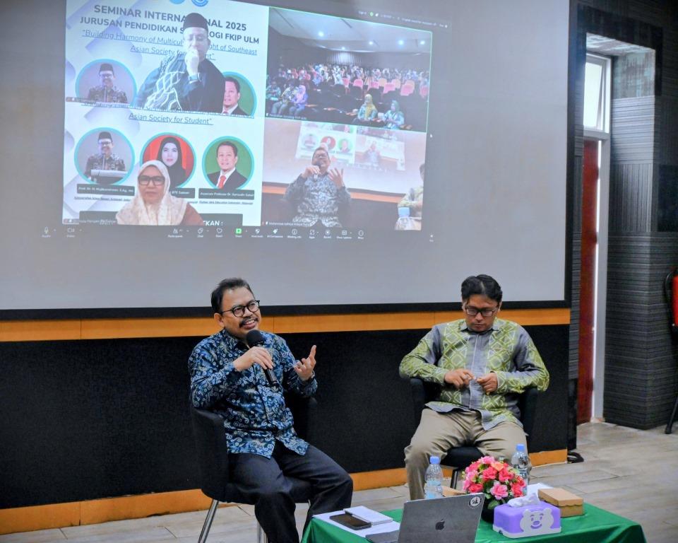 Rektor UIN Antasari saat menjadi pembicara di ULM (Foto:Humas/Jamal Ripani)