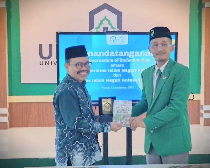 Rektor UIN Antasari saat menyerahkan kenang-kenangan kepada UIN Palopo (Foto:Istimewa)