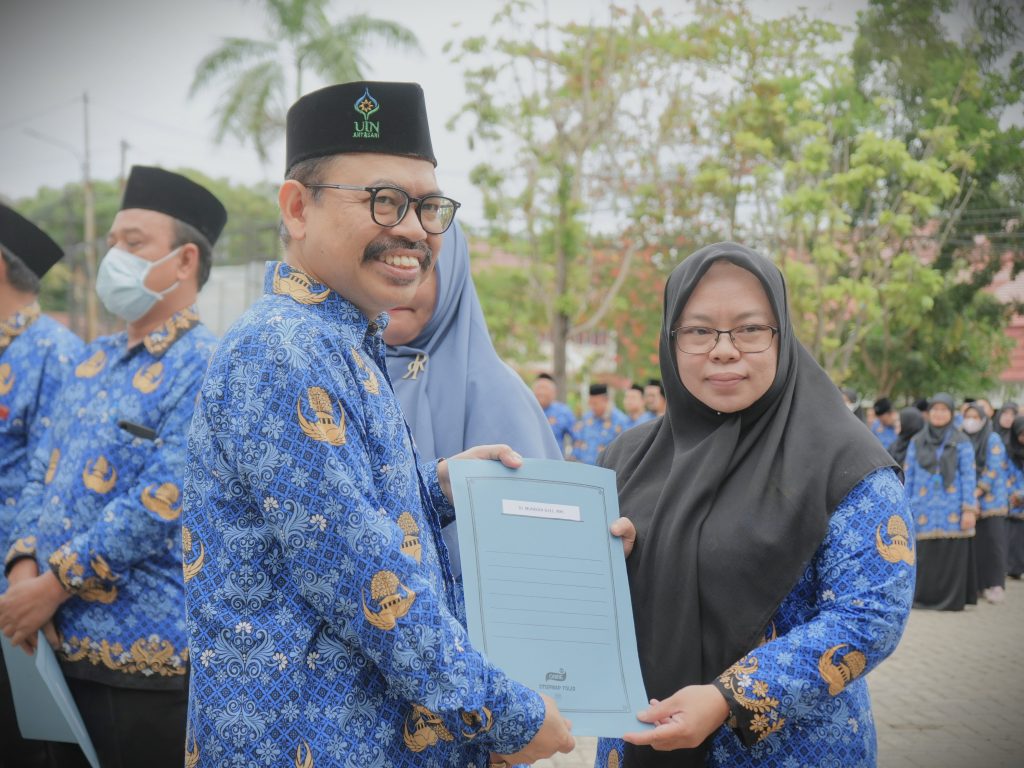 Rektor saat menyerahkan SK kenaikan pangkat kepada Dr. Munisah, M.H.I. (Foto:Humas/Rudy Hermawan)
