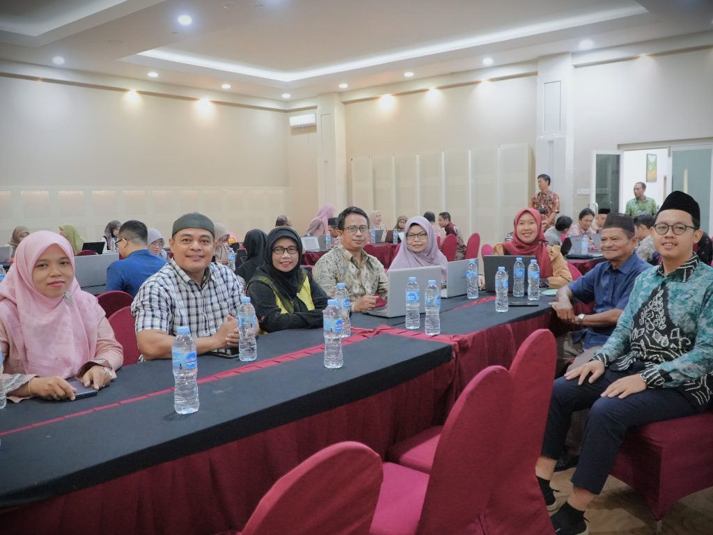 Sekretaris Panitia Pelaksana Nauriatul Muharaman, M.Pd.I. (paling kiri) saat mengikuti workshop (Foto:Humas/Rudy Hermawan)