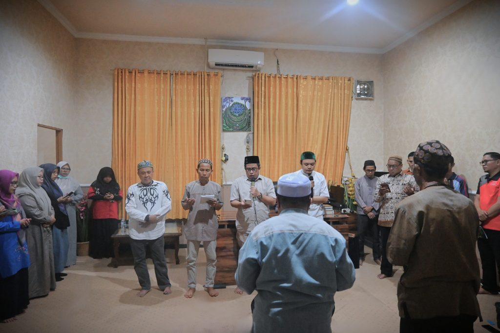 Suasana peringatan Maulid oleh para pegawai UIN Antasari (Foto:Humas)