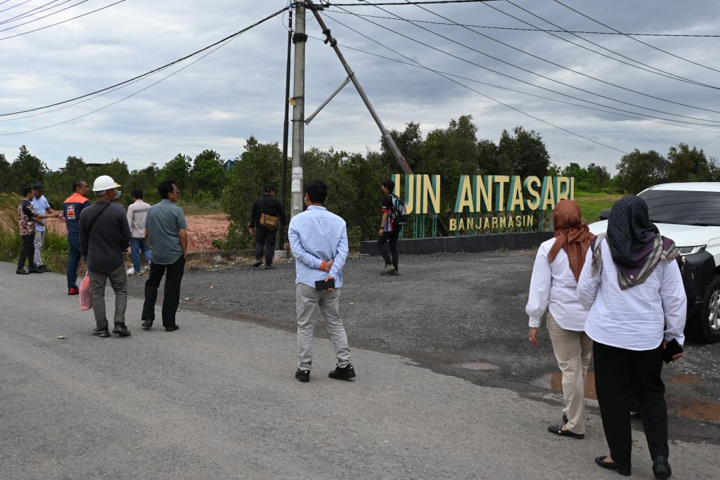 Suasana proses pemeriksaan kondisi jalan di depan jalan masuk kampus 2 (Foto:Humas/Jamal Ripani)