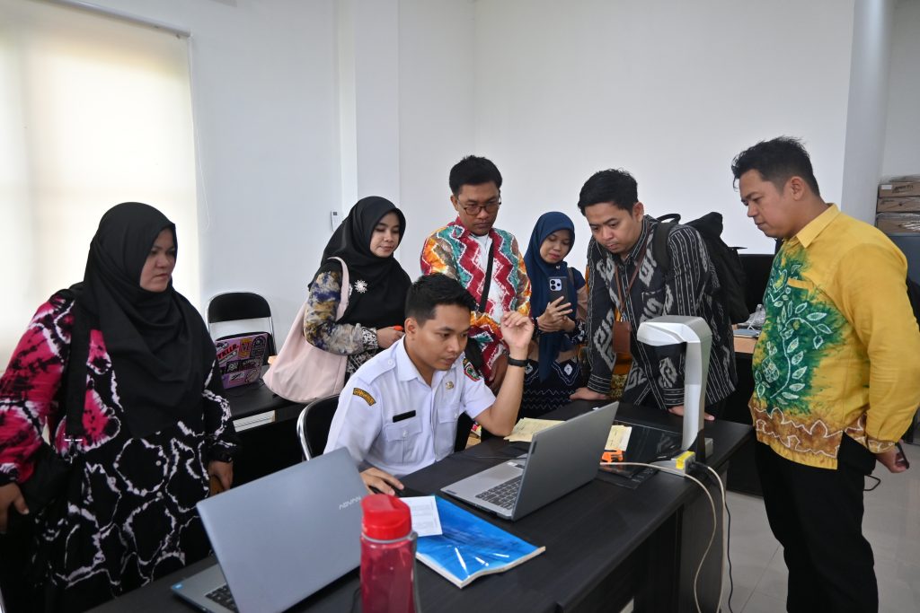 Tim Arsiparis UIN Antasari saat antusias mempelajari digitalisasi arsip (Foto:Humas/Jamal Ripani)